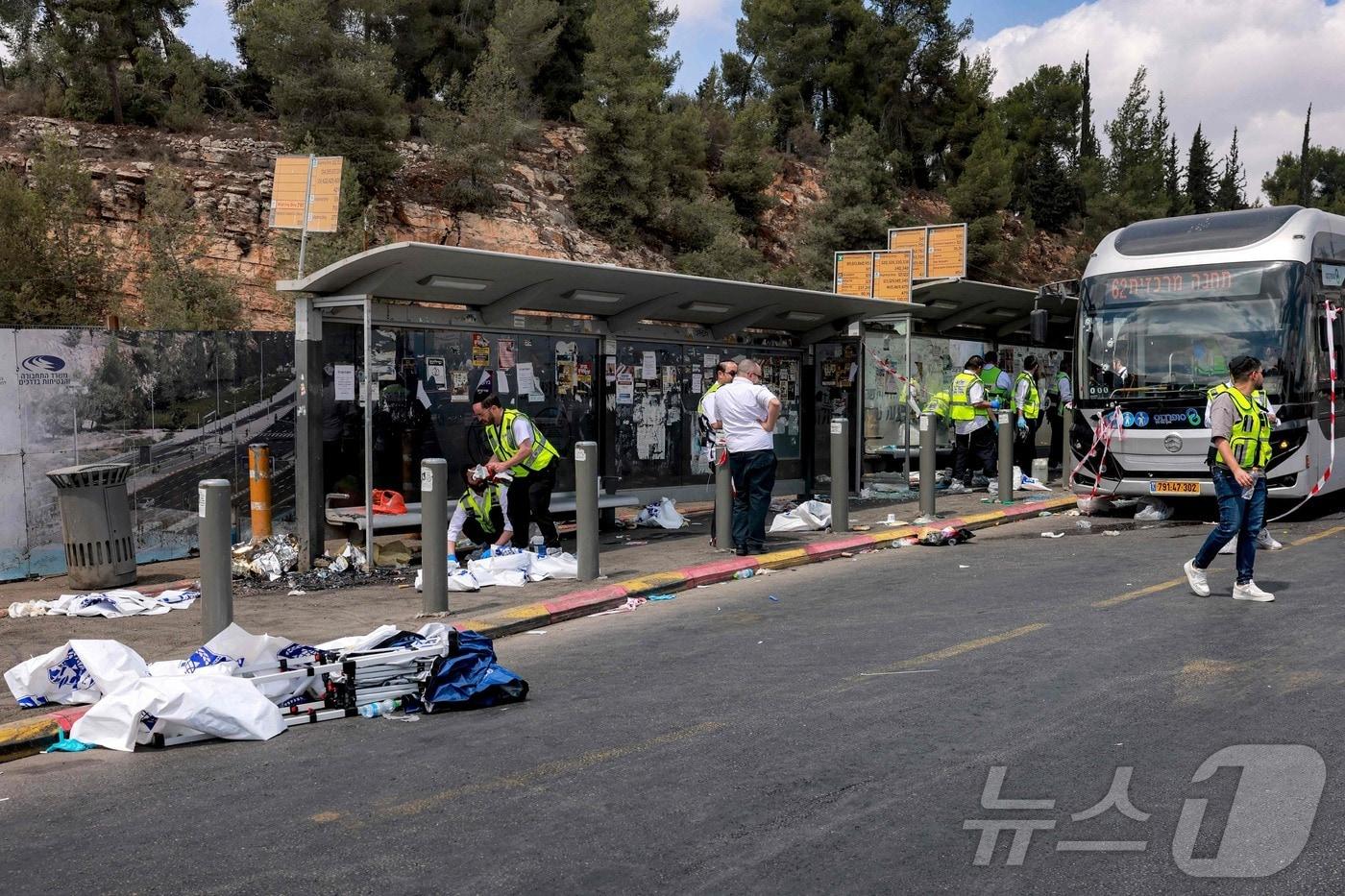 8일(현지시간) 이스라엘이 병합한 동예루살렘 라못 도로 교차로 인근 버스 정류장에서 팔레스타인 무장 괴한들이 총기를 난사해 6명이 사망하고 여러 명이 부상당했다. ⓒ AFP=뉴스1