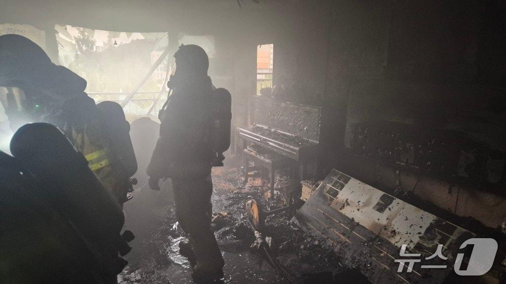 본문 이미지 -  천안시 서북구 불당동 아파트 화재 현장. (천안서북소방서 제공, 재판매 및 DB금지) / 뉴스1