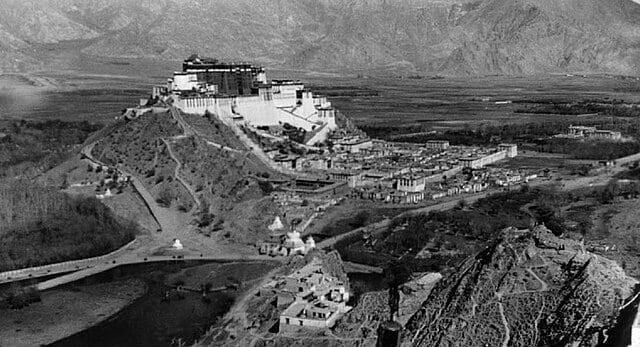 본문 이미지 - 티베트 자치구 포탈라궁 &#40;출처: Tenzin Gyatso, 10th Demo Rinpoche, Public domain, via Wikimedia Commons&#41;