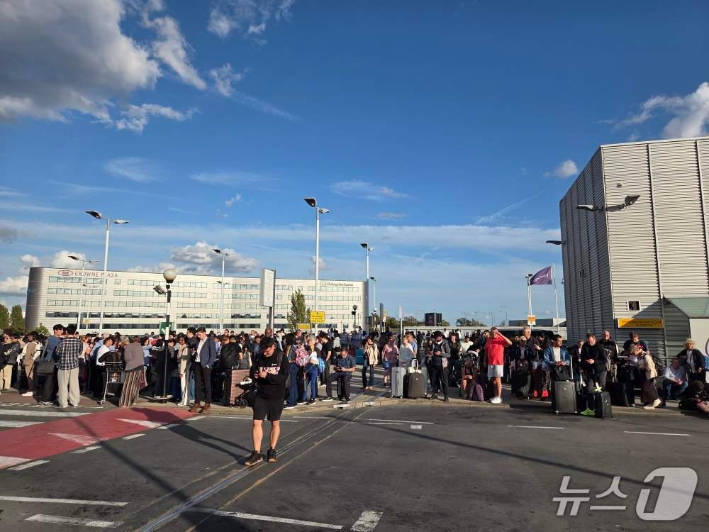 본문 이미지 - 영국 런던 히스로 공항 제4터미널 출국장이 8일(현지시간) 폐쇄됐다. ⓒ News1 박주평 기자