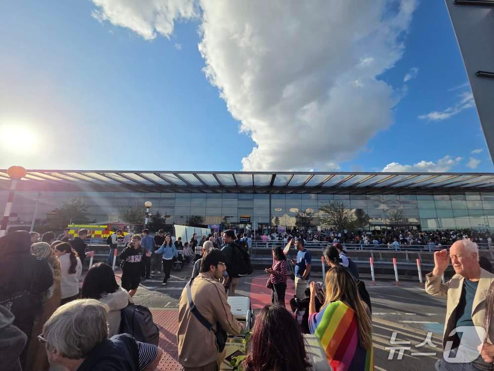 본문 이미지 - 영국 런던 히스로 공항 제4터미널 출국장이 8일(현지시간) 일시 폐쇄됐다. ⓒ News1 박주평 기자