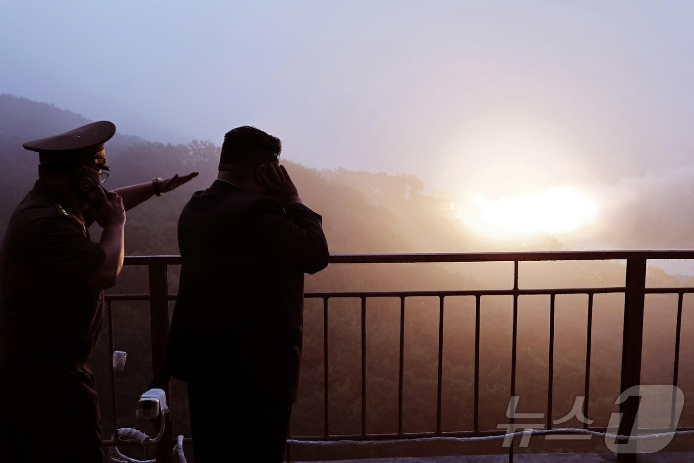 (평양 노동신문=뉴스1) = 북한 노동당 기관지 노동신문은 9일 김정은 당 총비서 참관 아래 미사일총국이 탄소섬유복합재료를 이용한 대출력고체발동기(엔진) 지상분출시험을 지난 8일 진행했다고 보도했다. [국내에서만 사용가능. 재배포 금지. DB 금지. For Use Only in the Republic of Korea. Redistribution Prohibited] rodongphoto@news1.kr