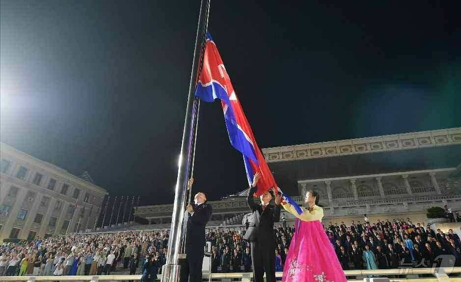 본문 이미지 - &#40;평양 노동신문=뉴스1&#41; = 북한 노동당 기관지 노동신문은 정권 창건일&#40;9월9일&#41; 77주년을 맞아 지난 8일 저녁 평양에서 국기게양식이 진행됐다고 9일 보도했다. [국내에서만 사용가능. 재배포 금지. DB 금지. For Use Only in the Republic of Korea. Redistribution Prohibited] rodongphoto@news1.kr