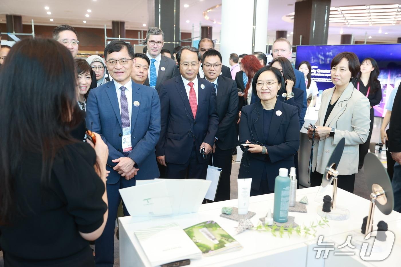 5일 제주 국제컨벤션센터에서 열린 &#39;2025 APEC 중소기업 장관회의&#39;에서 회원국 대표단이 국내 뷰티기업 전시부스를 찾아 설명을 듣고 있다. &#40;중소벤처기업부 제공. 재판매 및 DB금지&#41;