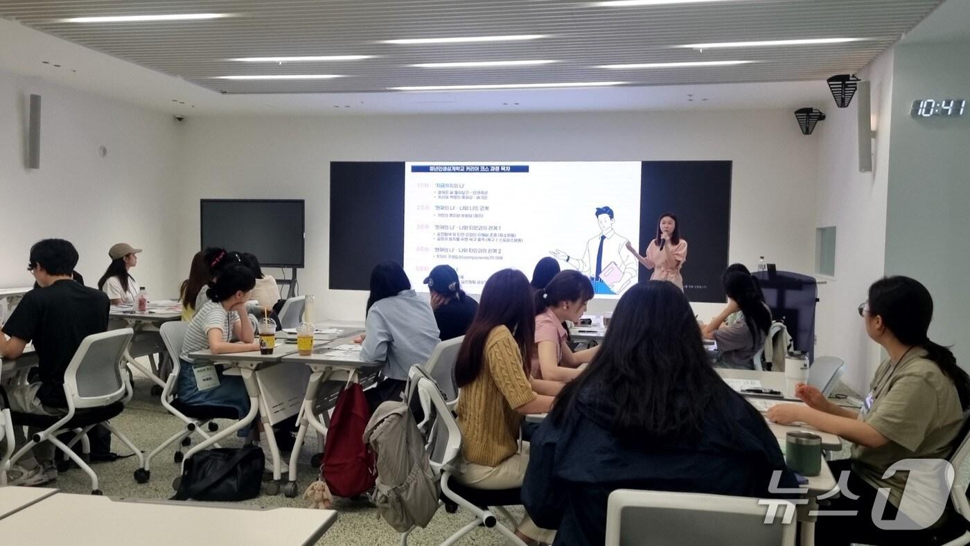 본문 이미지 - 2025년 서울청년센터 서초에서 진행된 커리어코스 운영 현장이다. 참여자들이 강사의 커리큘럼 설명을 듣고 있다.