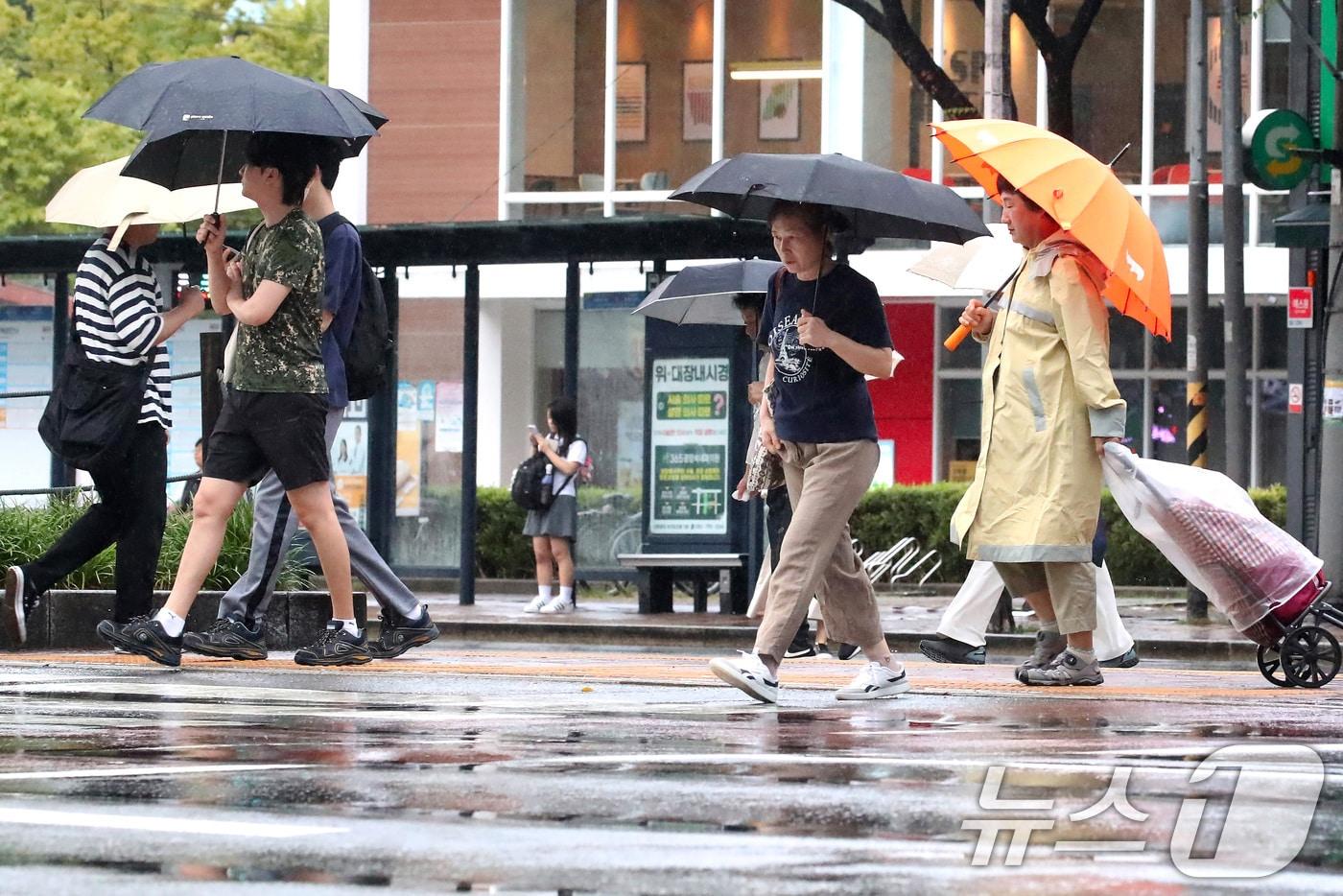 밤사이 비가 내려 더위가 다소 누그러든 9일 오전 대구 수성구 달구벌대로에서 우산을 쓴 시민들이 발걸음을 옮기고 있다. 2025.9.9/뉴스1 ⓒ News1 공정식 기자