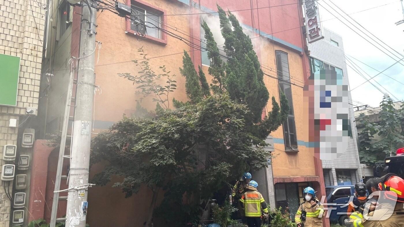 지난 8일 낮 12시59분쯤 대구 서구 평리동의 한 여관에서 불이 나 소방 당국이 진화하고 있다.(대구소방안전본부 제공.재판매 및 DB금지)