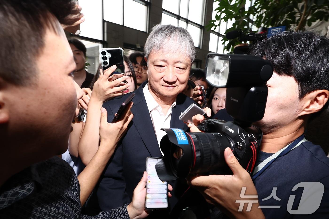 본문 이미지 - 이찬진 금융감독원장이 9일 오전 서울 여의도 금융감독원 로비에서 금감원 내 금융소비자보호처 분리 및 공공기관 지정 등 최근 금융감독체계 조직 개편 반대 시위가 열리고 있는 가운데 출근하고 있다. 2025.9.9/뉴스1 ⓒ News1 김민지 기자