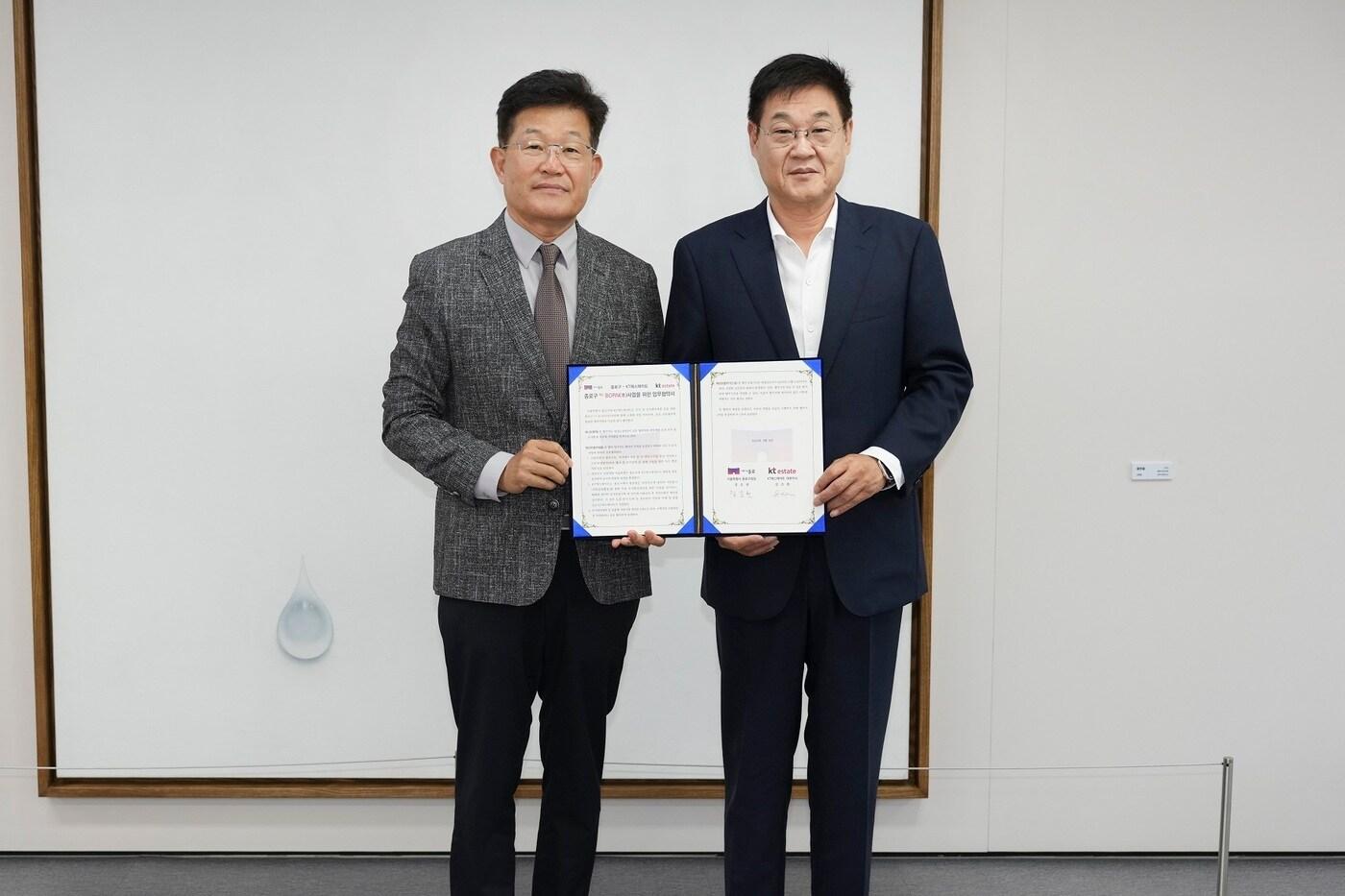 김승환(왼쪽)KT에스테이트 대표이사와 정문헌 종로구청장이 업무협약식 기념 촬영을 하고 있다.(종로구 제공)