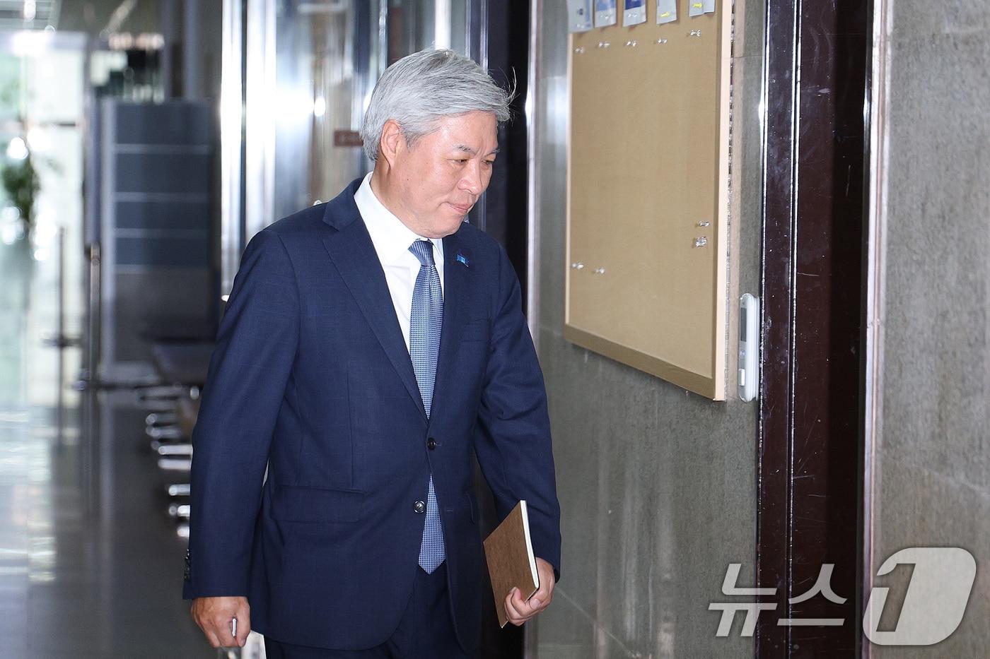 서왕진 조국혁신당 원내대표가 9일 오전 서울 여의도 국회에서 열린 비공개 의원총회에 참석하고 있다. 2025.9.9/뉴스1 ⓒ News1 신웅수 기자