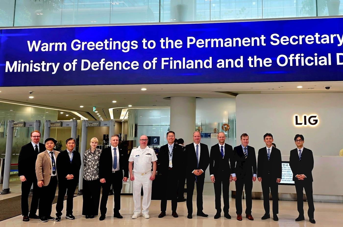 8일 LIG넥스원 판교하우스에서 박종성 LIG넥스원 미래전략부문장(오른쪽 두번째)을 비롯해 풀키넨 필란드 국방부 차관 (오른쪽 세 번째), 유리 예르비아호 주한핀란드대사(오른쪽 네 번째) 등 주요 관계자들이 행사 후 기념촬영을 하고 있다. (LIG넥스원 제공)