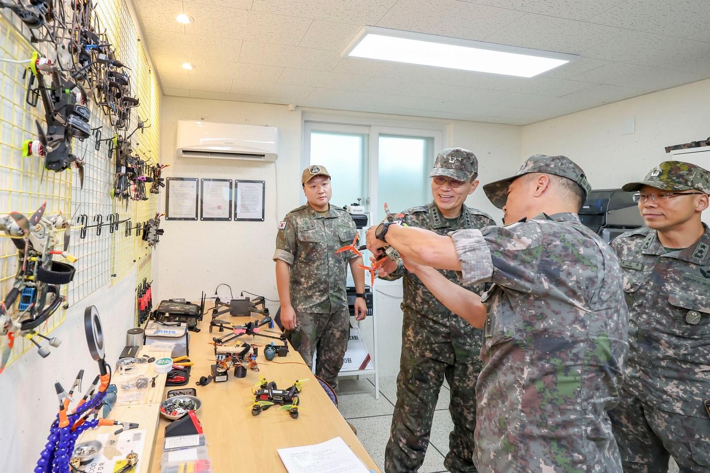 김규하 육군참모총장이 5사단에서 운영 중인 드론공작소의 드론 제작·정비·교육 체계를 확인하고 있다.(육군 제공)
