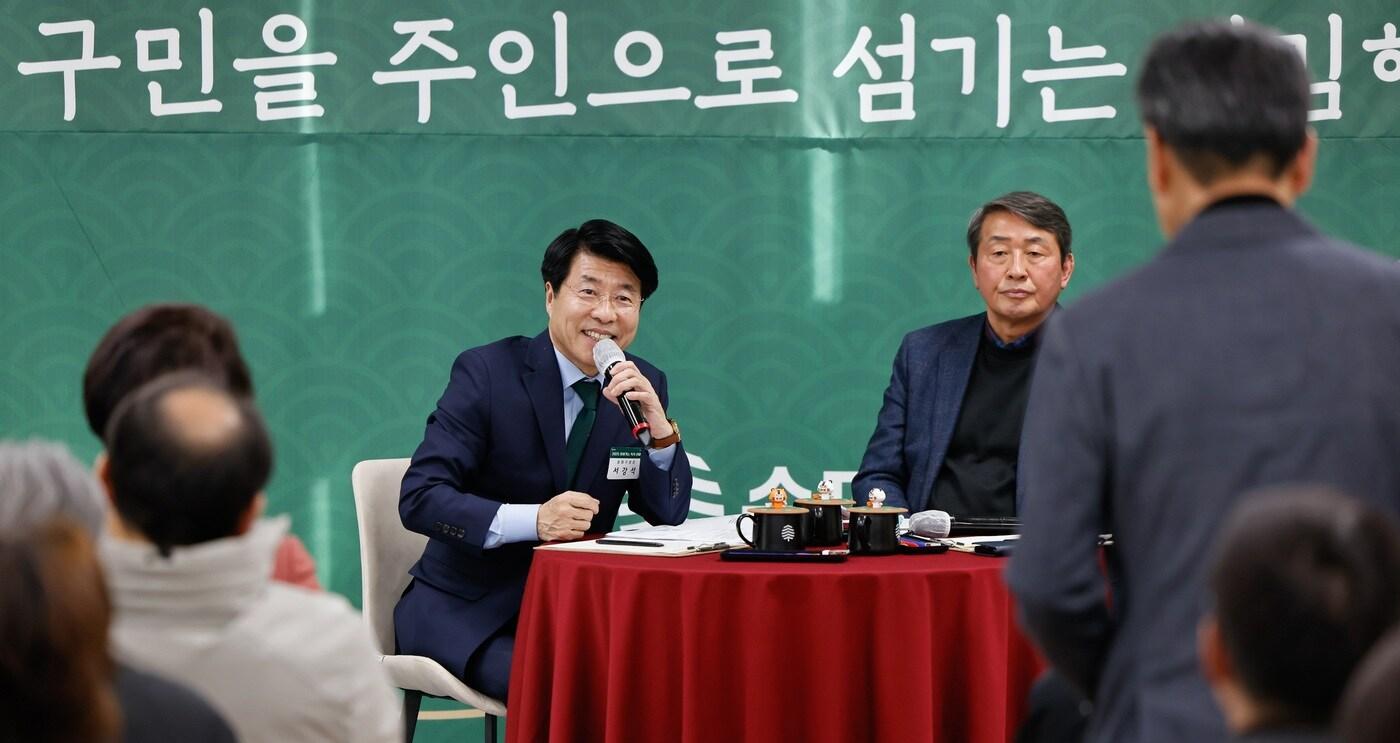 지난 3월 가락1동 &#39;찾아가는 톡톡 한마당&#39;에서 서강석 구청장이 주민과 대화하고 있다.&#40;송파구 제공&#41;