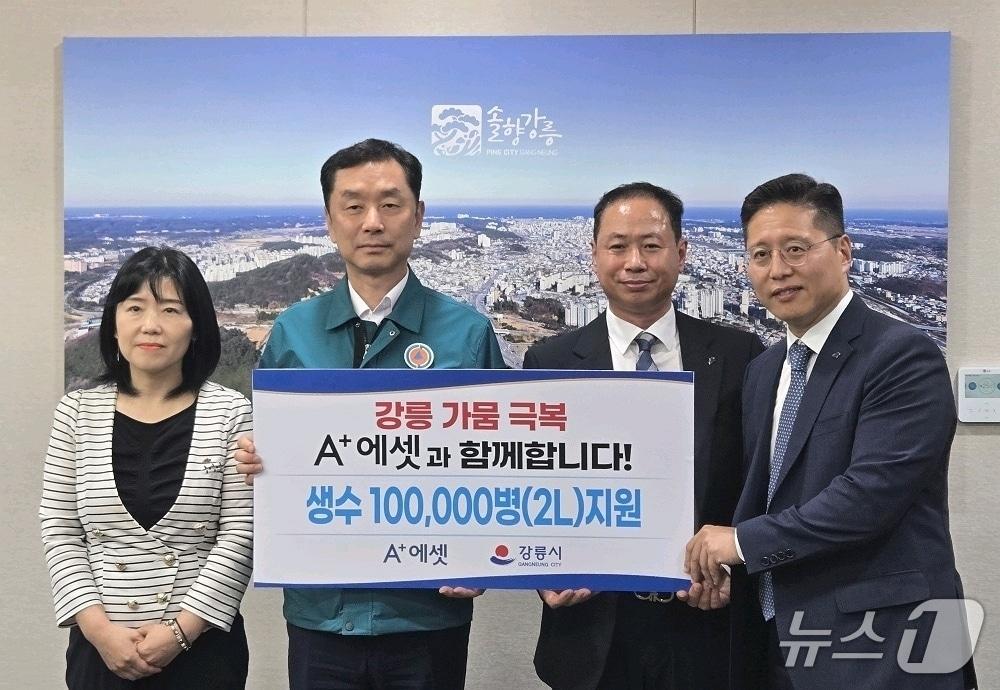 본문 이미지 - 에이플러스에셋은 최근 극심한 가뭄으로 물 부족 사태를 겪고 있는 강릉시를 지원하기 위해, 사회공헌 조직인 '사랑나눔회' 활동의 일환으로 지난 8일 강릉시청 부시장실(8층)에서 생수 2리터 10만 병(총 20만 리터) 기탁식을 진행했다고 9일 밝혔다./사진제공=에이플러스에셋