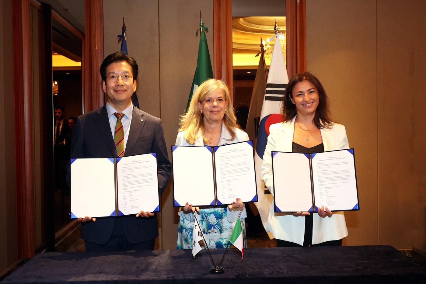 황원상 대우건설 재무관리실 실장(왼쪽부터), 미칼 론 이탈리아 SACE 국제사업 총괄대표, 미켈라 씨체니아 프랑스 나틱시스(Natixis CIB) 글로벌 트레이드 글로벌 공동대표가 약정식 후 기념촬영을 하고 있다.(대우건설 제공)