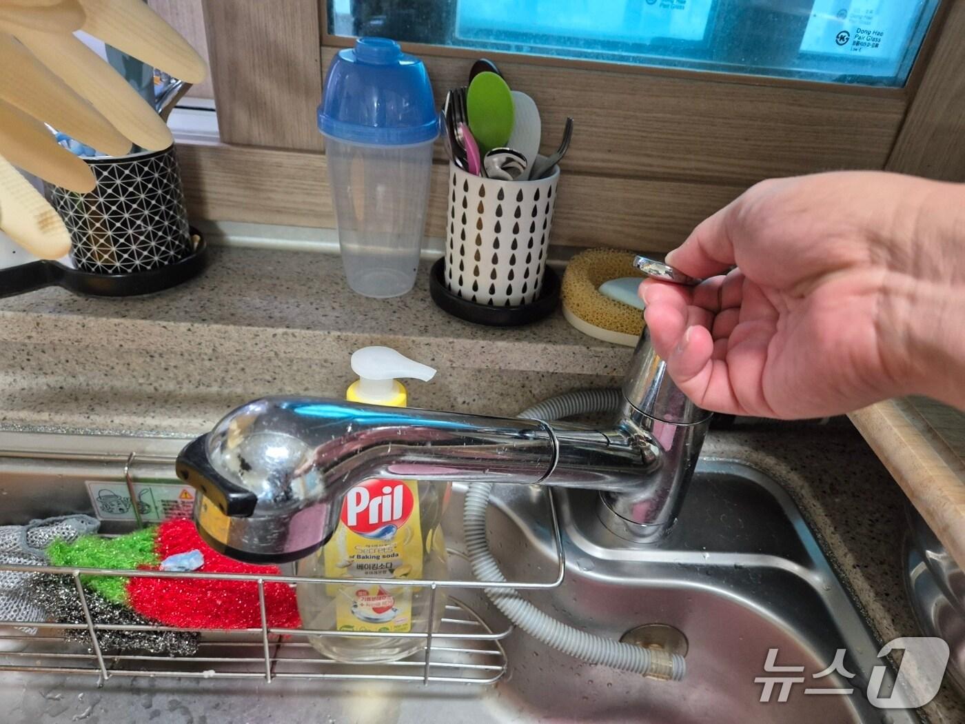 본문 이미지 - 9일 오전 7시 40분쯤 단수가 된 강원 강릉 홍제동의 한 아파트 주방 수도꼭지에 물이 나오지 않고 있다. 2025.9.9/뉴스1 윤왕근 기자