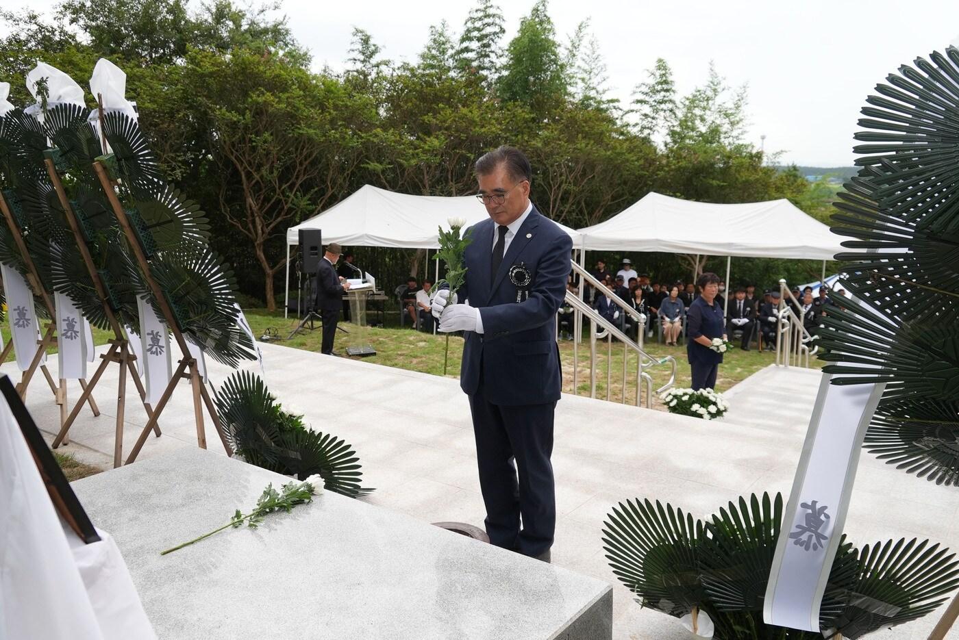 김기웅 군수가 반공오열사 묘역에 헌화하고 있다.(서천군 제공. 재판매 및 DB금지)/뉴스1