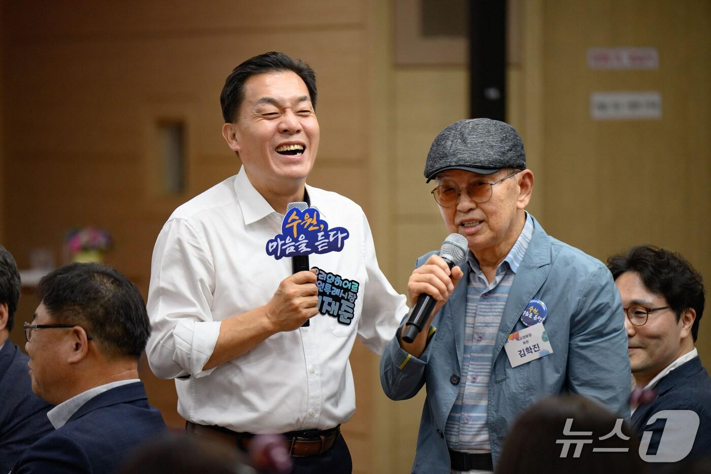 이재준 경기 수원시장이 지난 8일 수원시가족여성회관에서 팔달구 매교동 주민들과 첫 '새빛만남- 수원, 마음을 듣다' 행사를 갖고 있다. (수원시 제공. 재판매 및 DB 금지) 2025.9.9/뉴스1 