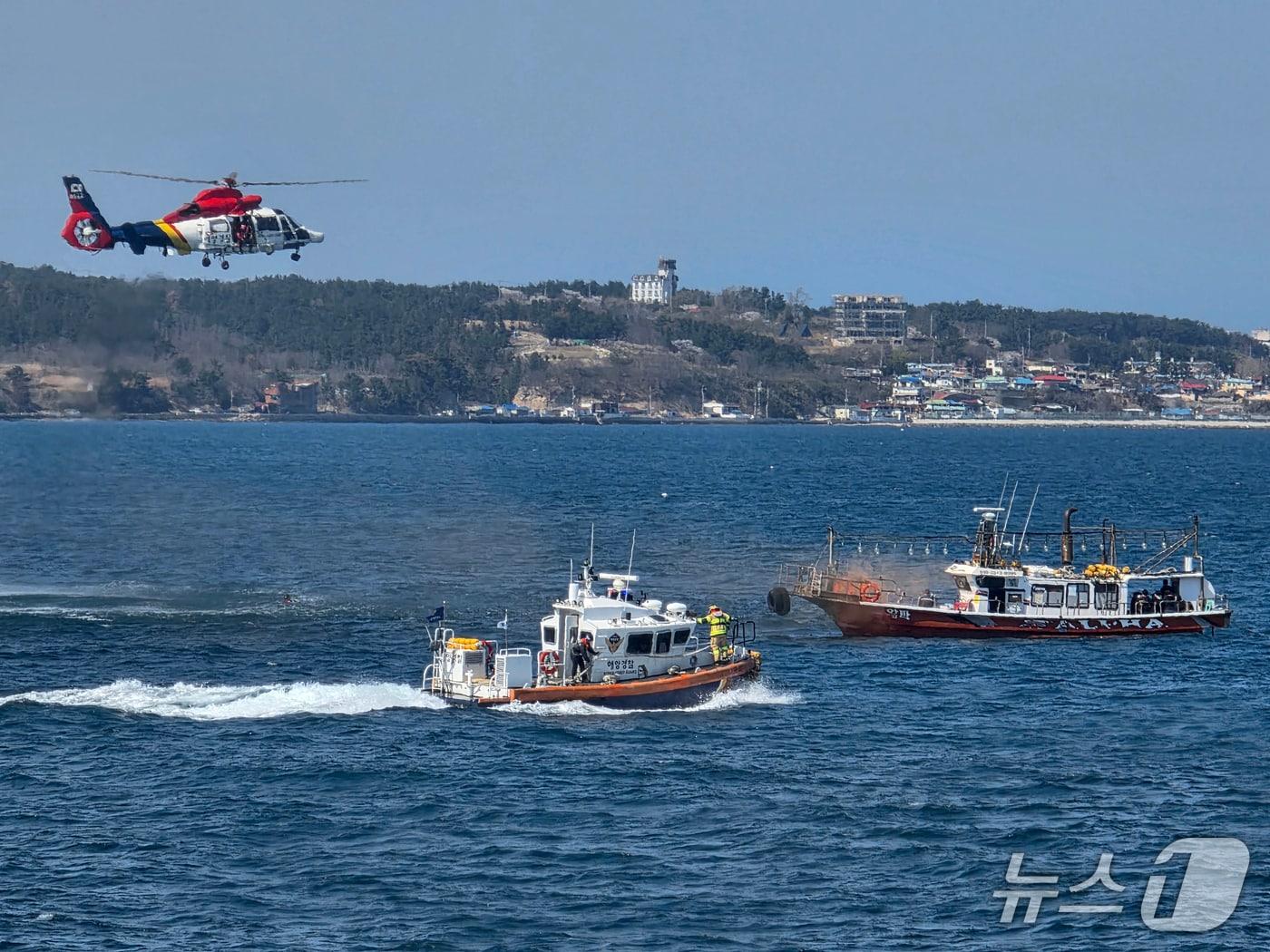 본문 이미지 - 낚시어선 인명 구조 훈련&#40;포항해양경찰서제공&#41;&#40;사진은 기사 내용과 관련 없음&#41;