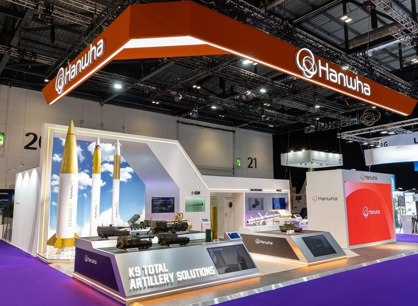 본문 이미지 - 영국 런던에서 9~12일 진행되는 글로벌 방산 전시회 DSEI에 참가한 한화 전시관에 K9 자주포, 천무 유도탄, 모듈화 장약(MCS) 등 유럽 전장환경에 최적화된 제품들이 전시돼 있다.(한화에어로스페이스 제공)