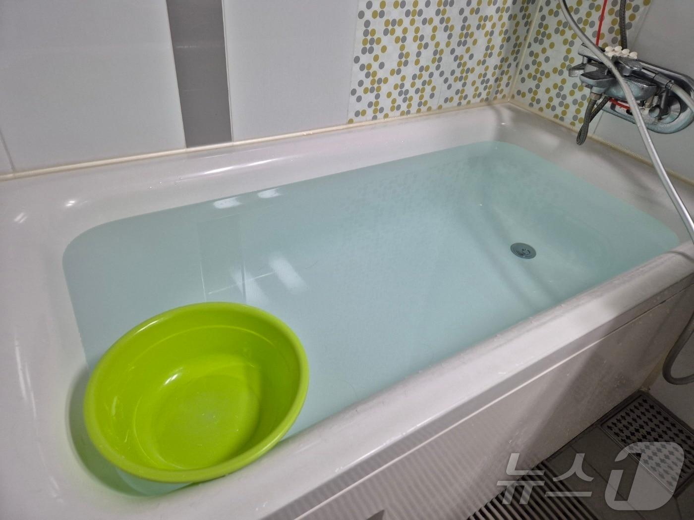 본문 이미지 - 9일 오전 7시 40분쯤 단수가 된 강원 강릉 홍제동의 한 아파트. 화장실 욕조에 미리 받아 놓은 물. 2025.9.9/뉴스1 ⓒ News1 윤왕근 기자