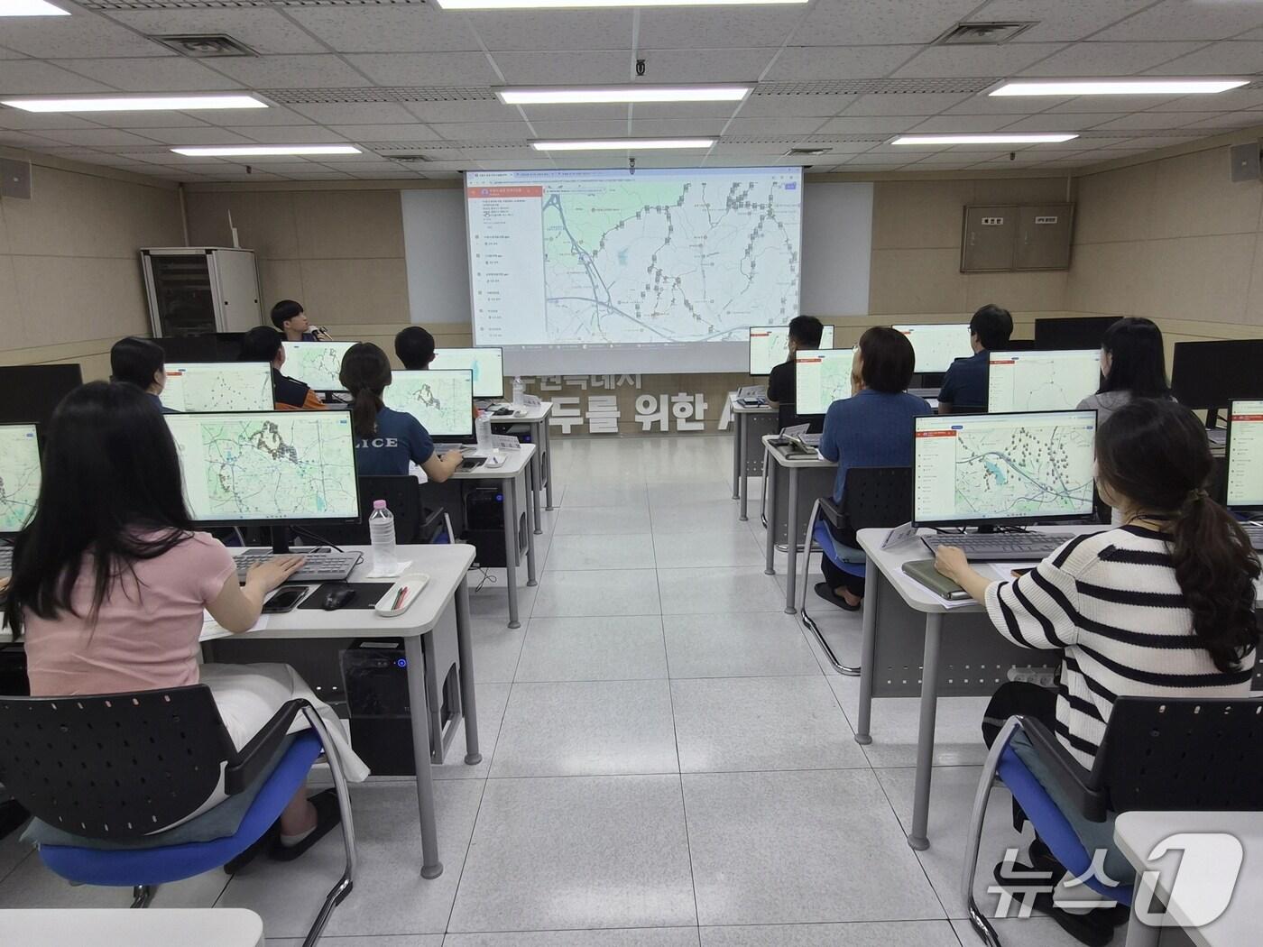 본문 이미지 - 경기 수원시 '공공 안내 시설물 위치정보 활용 설명회. (수원시 제공. 재판매 및 DB 금지) 2025.9.9/뉴스1