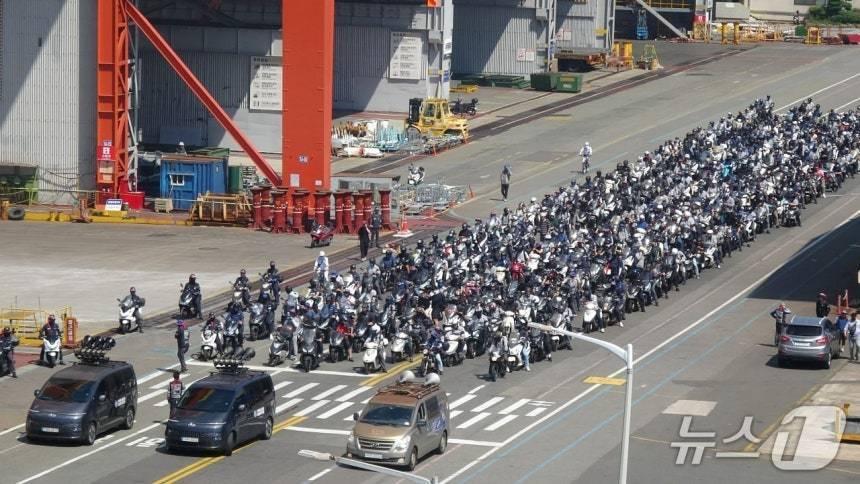 본문 이미지 - 지난 3일 HD현대중공업 울산조선소에서 노조 조합원들이 부분 파업을 하고 있다. (금속노조 현대중공업 지부 제공. 재판매 및 DB 금지) /뉴스1