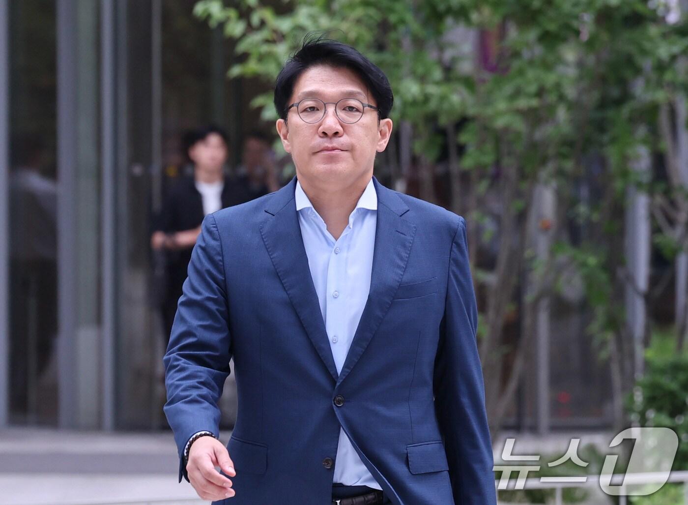 본문 이미지 - 김상민 전 부장검사가 9일 서울 종로구 광화문에 마련된 김건희 특검팀 사무실에 조사를 받기 위해 출석하고 있다. 2025.9.9/뉴스1 ⓒ News1 박지혜 기자