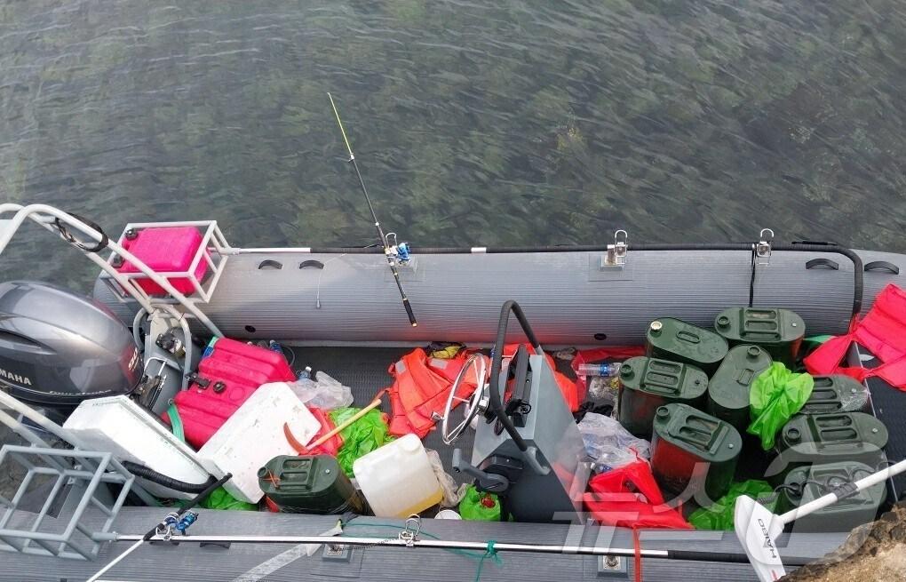 본문 이미지 - 지난 8일 오전 제주 해안가에서 발견된 미확인 고무보트.(독자제공. 재판매 및 DB 금지) /뉴스1