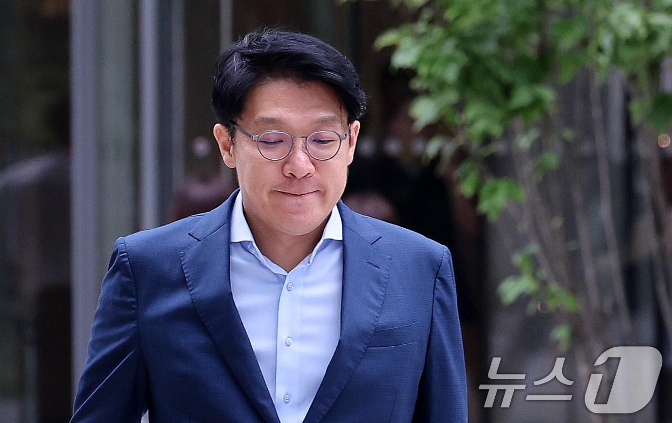 본문 이미지 - 김상민 전 부장검사가 9일 서울 종로구 광화문에 마련된 김건희 특검팀 사무실에 조사를 받기 위해 출석하고 있다. 2025.9.9/뉴스1 ⓒ News1 박지혜 기자