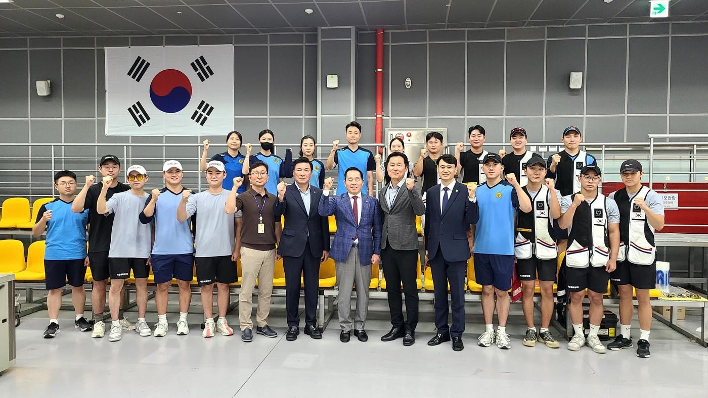 대한사격연맹이 국군체육부대 사격선수단을 격려 방문하고 훈련지원금을 전달했다.(대한사격연맹 제공)