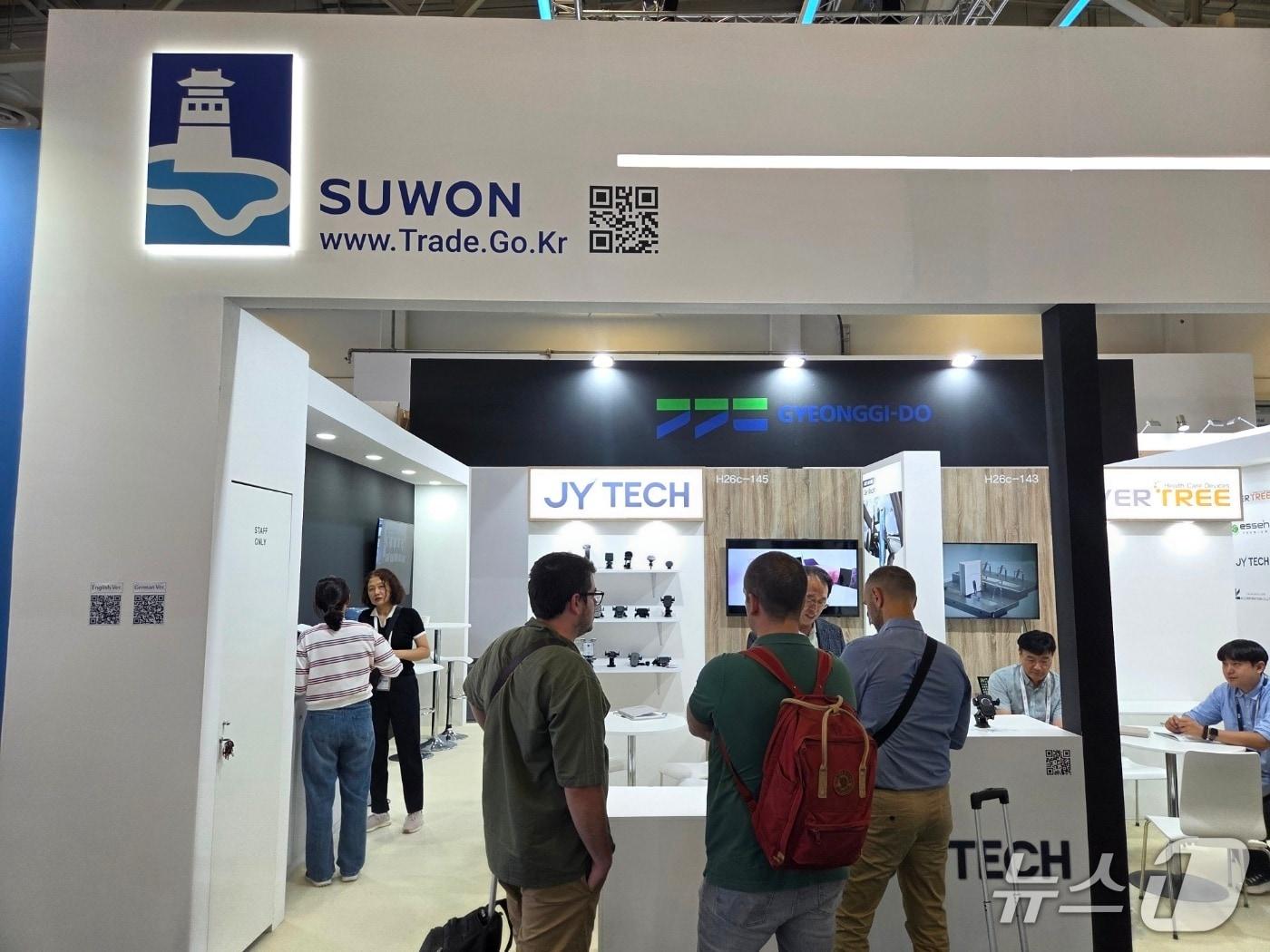 본문 이미지 - 경기 수원시 관내 중소기업이 7~9일 독일 베를린 컨벤션센터에서 열린 &#39;2025 독일 소비자가전박람회&#39;에서 부스를 운영하며 제품을 홍보하고 있다. &#40;수원시 제공. 재판매 및 DB 금지&#41; 2025.9.9/뉴스1