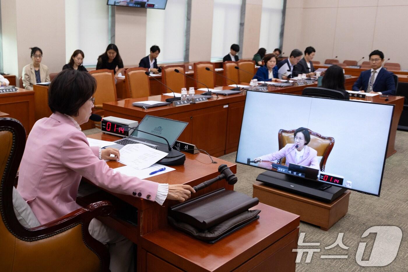 이인선 국회 여성가족위원장이 9일 서울 여의도 국회에서 열린 제429회국회(정기회) 제3차 전체회의에서 원민경 여성가족부 장관 후보자 인사청문경과보고서 채택의 건을 가결하고 있다. 한편 조은희(국민의힘) 간사는 반대 의견을 내며 자리를 떠났다. 2025.9.9/뉴스1 ⓒ News1 이승배 기자