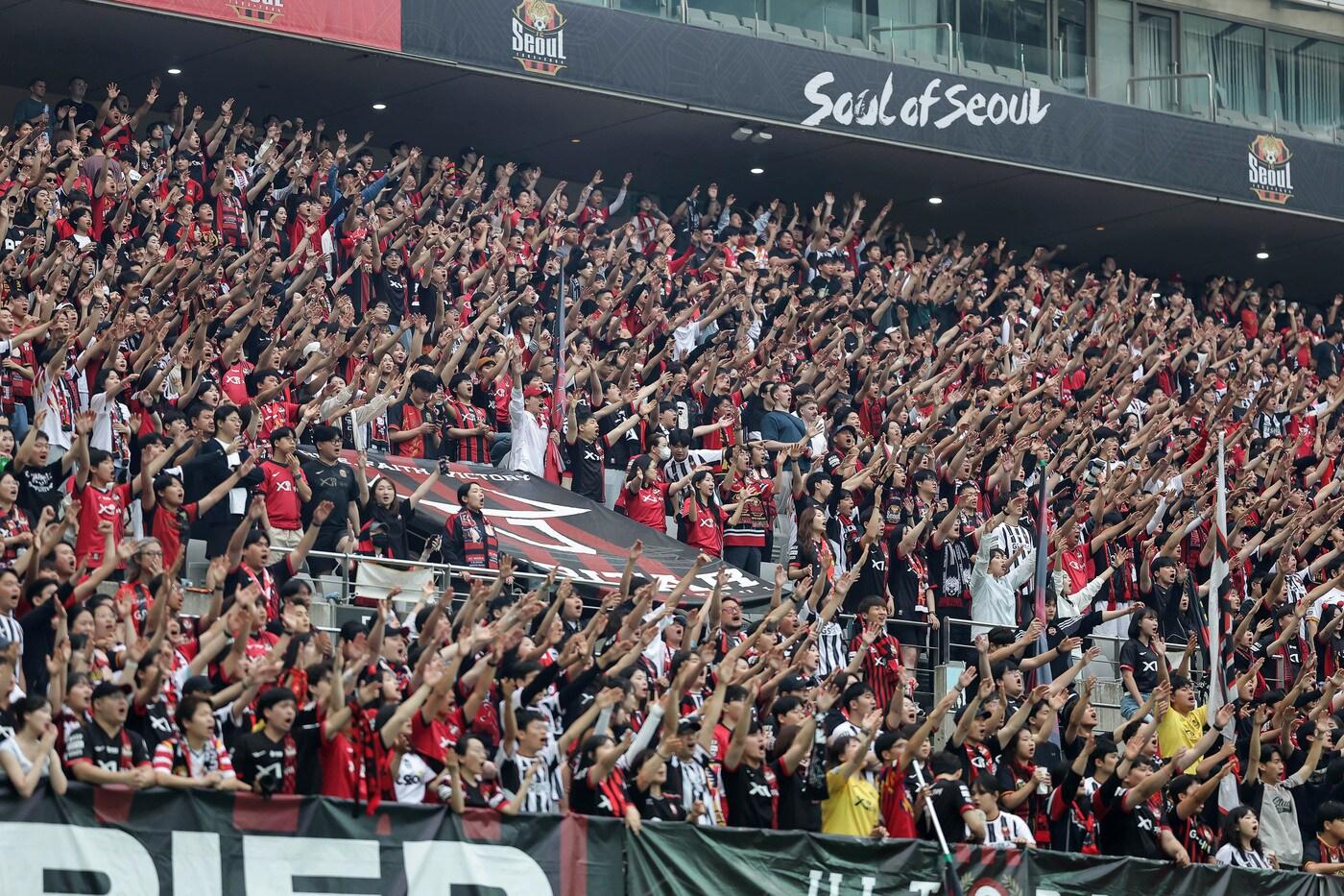 본문 이미지 - 올해 2연속 풀 스타디움상을 수상한 FC서울. (한국프로축구연맹 제공)