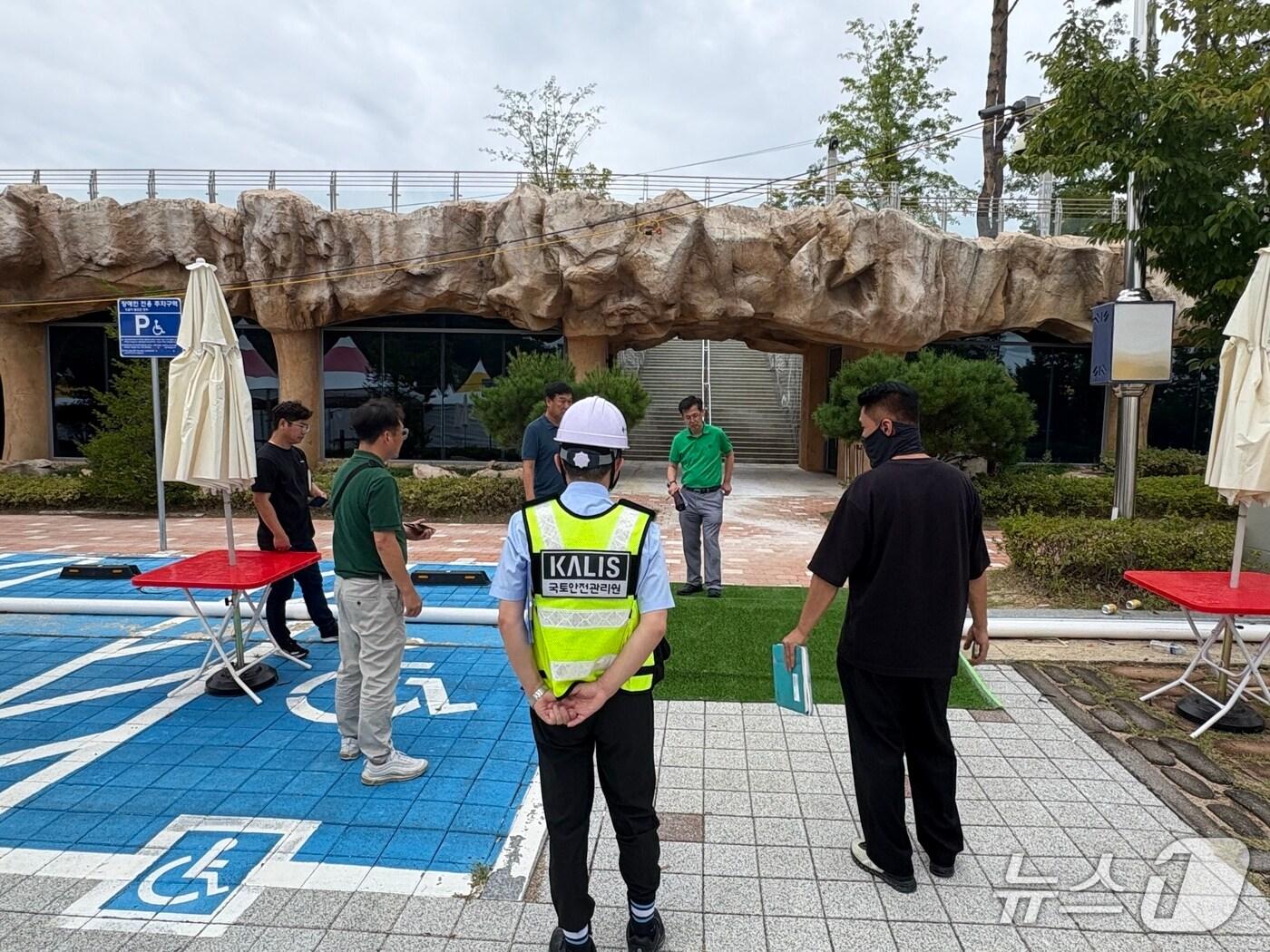본문 이미지 - 영동세계국악엑스포조직위 관계자들이 행사장내 편의시설을 점검하고 있다. (조직위 제공, 재판매 및 DB금지) /뉴스1