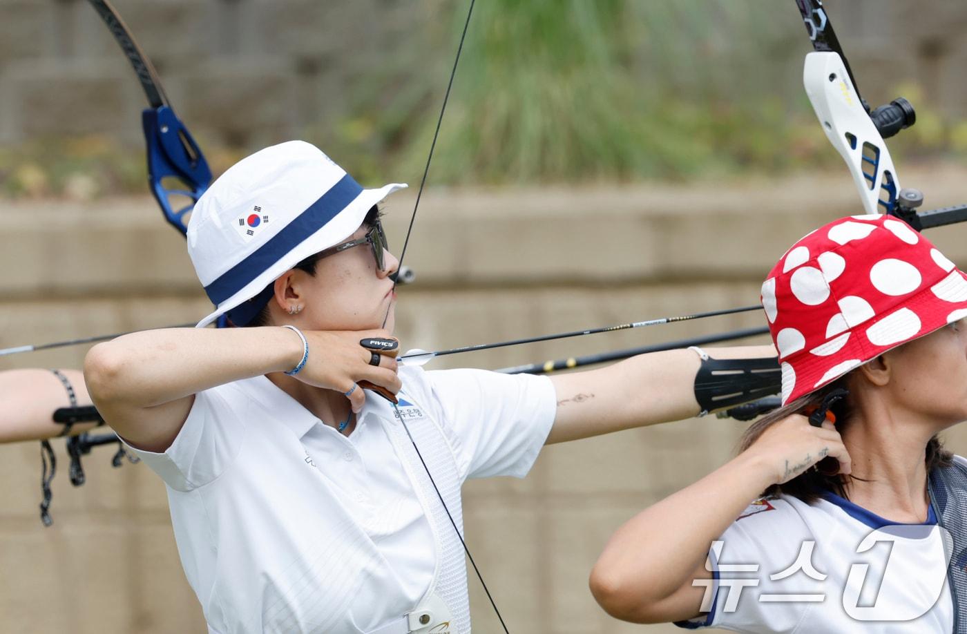 양궁 리커브 안산이 9일 광주 국제양궁장에서 열린 광주 2025세계양궁선수권대회에서 예선을 펼치고 있다. 2025.9.9/뉴스1 ⓒ News1 김태성 기자