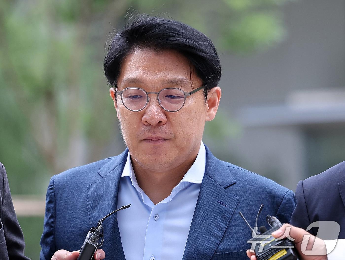 본문 이미지 - 김상민 전 부장검사가 9일 서울 종로구 광화문에 마련된 김건희 특검팀 사무실에 조사를 받기 위해 출석하고 있다. 2025.9.9/뉴스1 ⓒ News1 박지혜 기자