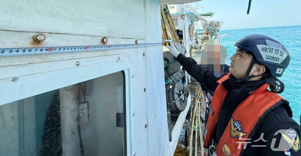 본문 이미지 - 선박 불법 증·개축 단속하는 완도해경의 모습.(완도해경 제공. 재판매 및 DB 금지)