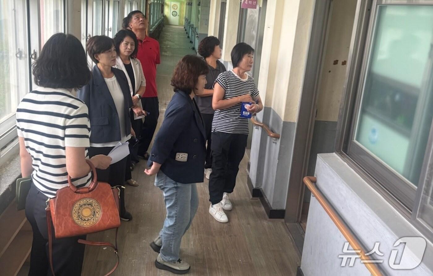 지난 8일 오후 충북 괴산군 정책자문단이 불정면에 있는 추산 폐교를 방문해 현장 여건을 점검하고 있다.(괴산군 제공, 재판매 및 DB금지)/뉴스1