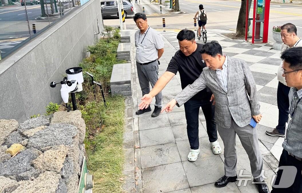 본문 이미지 - 고우일 농협중앙회 제주본부장이 농협중앙회 제주본부 사옥 외부에 설치된 스마트 화단을 살펴보고 있다.&#40;농협중앙회 제주본부 제공, 재판매 및 DB 금지&#41;