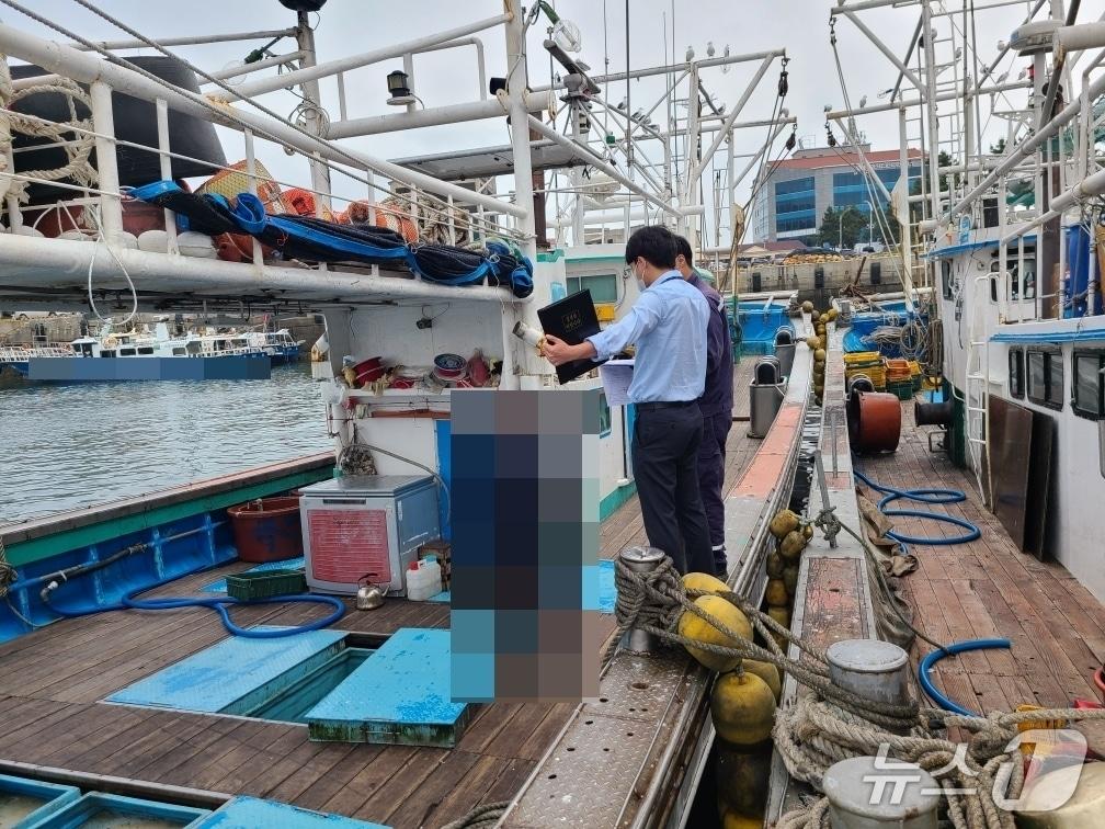 본문 이미지 - 군산해경이 불법 증·개축 여부를 한국해양교통안전공단과 함께 점검하고 있다.&#40;군산해경 제공. 재판매 및 DB금지&#41;
