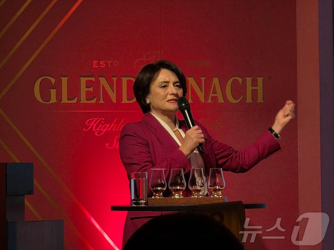본문 이미지 - 한국브라운포맨은 9일 셰리 캐스크 숙성 싱글몰트 위스키 &#39;더 글렌드로낙&#39;의 고연산 시리즈 &#39;울트라 프리미엄 라인&#39; 출시를 앞두고 지난달 28일 서울 신라호텔 영빈관 에메랄드홀에서 프리뷰 행사를 진행했다. 마스터 블렌더 레이첼 배리가 제품을 소개하고 있다.ⓒ News1 이형진 기자