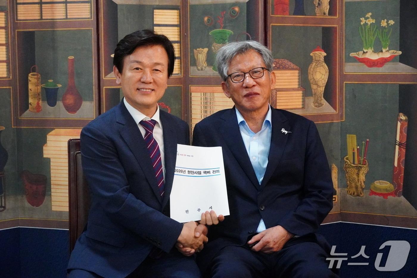 조규일 진주시장은 지난 5일 유홍준 국립중앙박물관장을 만나 ‘국립현대미술관 진주관’ 건립의 협조를 요청했다&#40;진주시 제공. 재판매 및 DB금지&#41;.