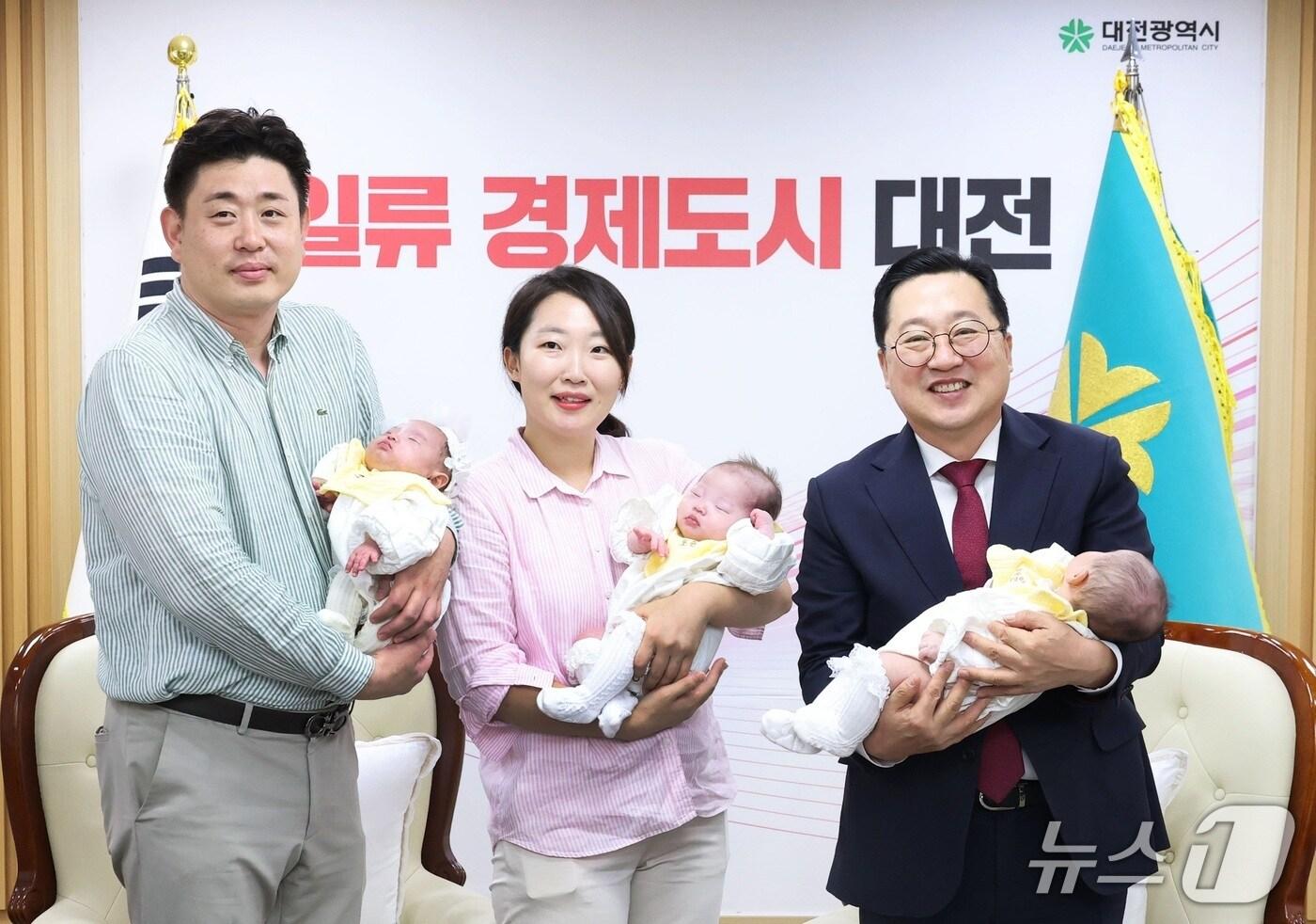 이장우 대전시장이 세쌍둥이 출산 공무원 부부를 초청해 축하하고 있다.(대전시 제공. 재판매 및 DB금지)/뉴스1