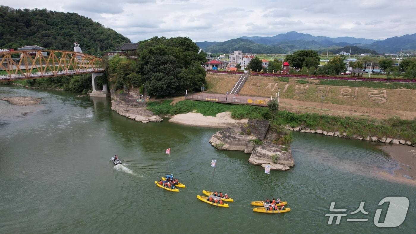의령군 &#39;리치리치페스티벌&#39;의 &#39;리치 뱃길 투어&#39; 장면&#40;의령군 제공. 재판매 및 DB금지&#41;.