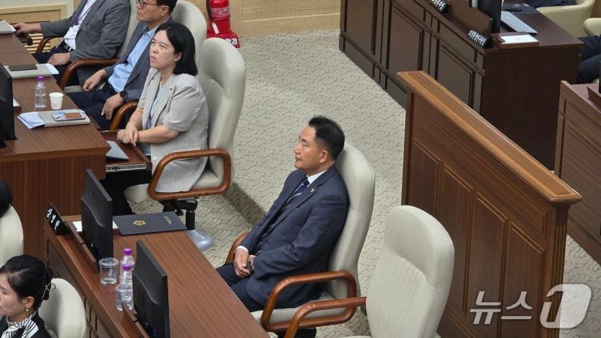 본문 이미지 - 지난 8일 사직의 건 처리에 앞서 본회의장에 앉아 있는 상병헌 세종시의원. / 뉴스1