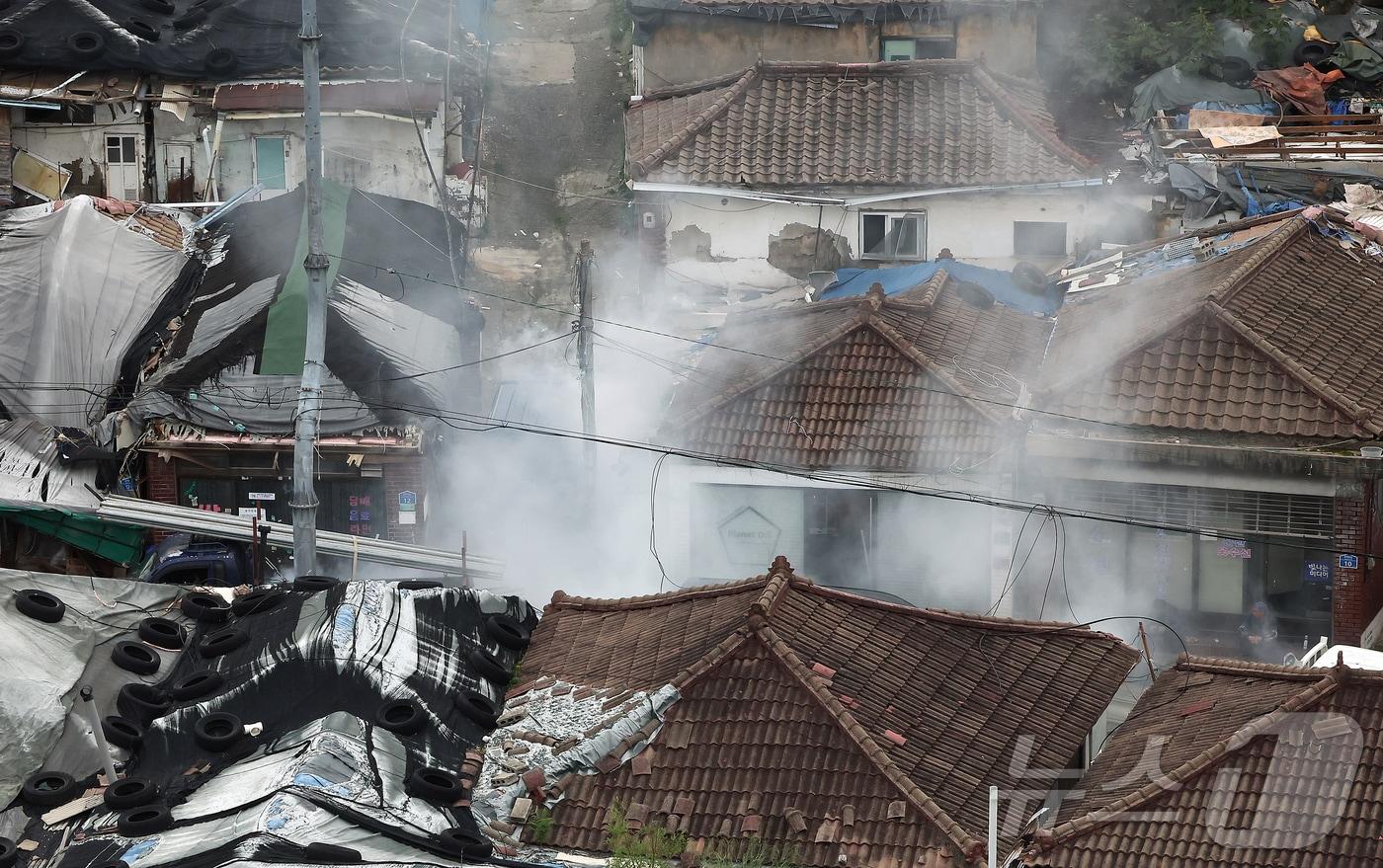 방역 작업이 한창인 노원구 백사마을 철거 현장. /뉴스1 ⓒ News1 김진환 기자