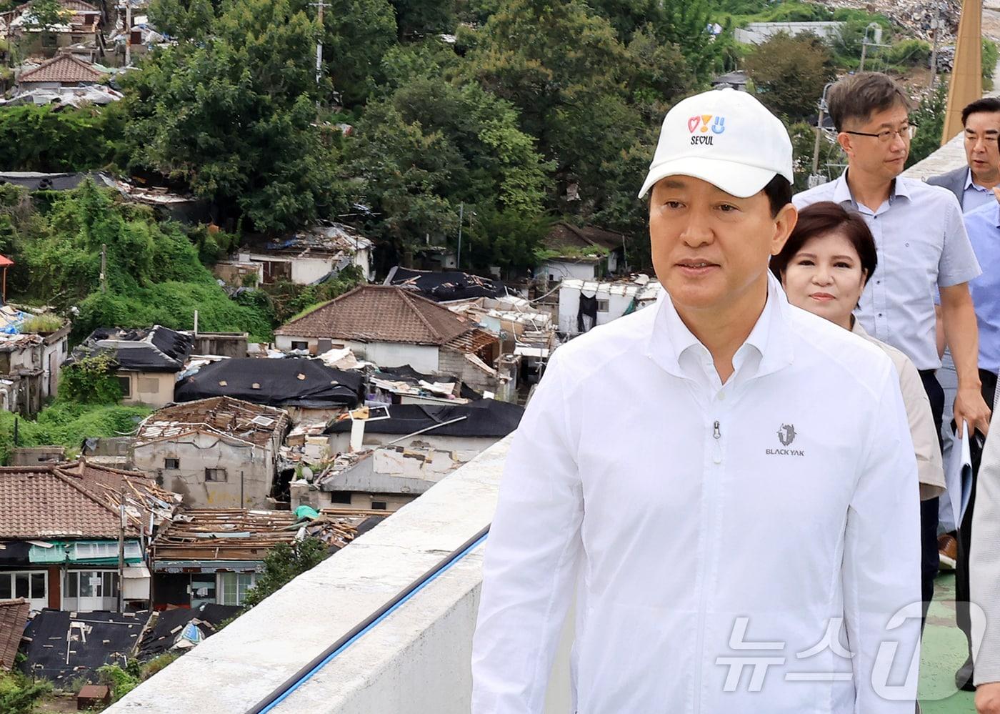 오세훈 서울시장이 9일 오전 서울 마지막 판자촌인 노원구 백사마을 철거 현장을 찾아 재개발 상황을 점검하고 있다. 서울시는 분양·임대를 구분하지 않는 소셜믹스 방식으로 26개 동, 3천178세대 규모의 공동주택을 조성해 사회통합의 상징 공간으로 만들 계획이다. 2025.9.9/뉴스1 ⓒ News1 김진환 기자