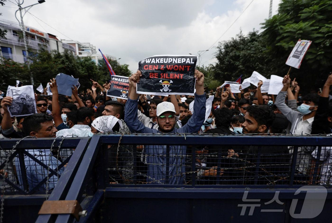 8일&#40;현지시간&#41; 네팔 카트만두에서 부패와 정부의 소셜미디어 플랫폼 차단 결정에 반대하는 시위에서 한 참석자가 피켓을 들고 바리케이드 뒤에 서 있다. 2025.09.08. ⓒ 로이터=뉴스1 ⓒ News1 윤다정 기자