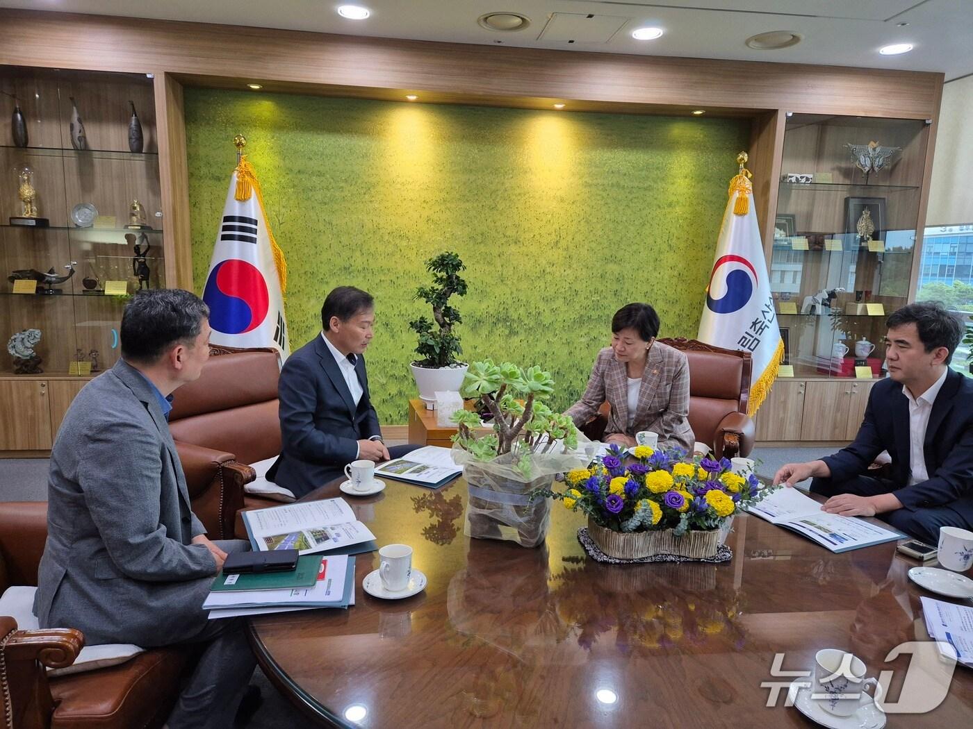 본문 이미지 - 8일 전춘성 전북 진안군수(왼쪽 두번째)가 송미령 농식품부 장관을 만나 현안을 설명하고 있다.(진안군제공. 재판매 및 DB금지)2025.9.9/뉴스1